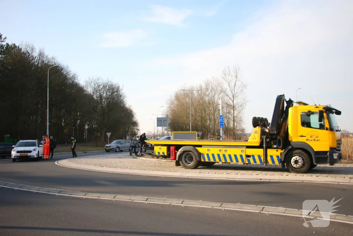 Motorrijder botst op auto
