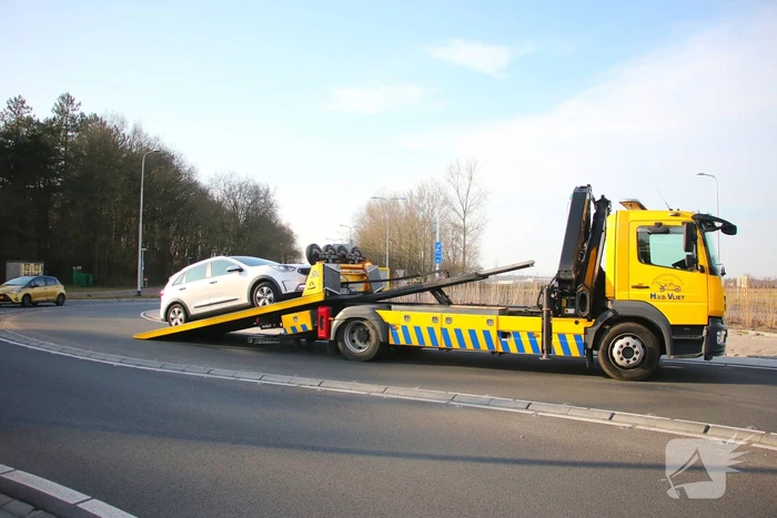 Motorrijder botst op auto
