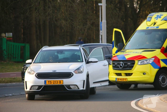 Motorrijder botst op auto