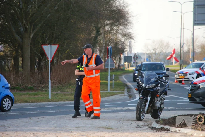Motorrijder botst op auto