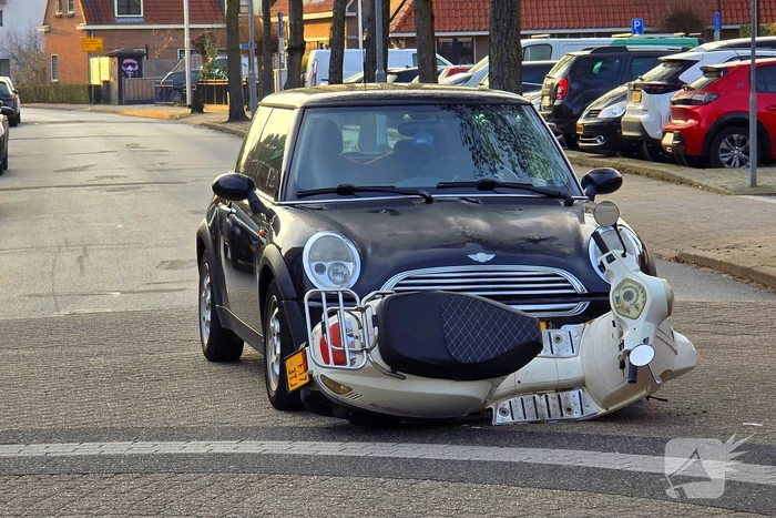 Scooterrijdster gewond bij aanrijding met automobilist