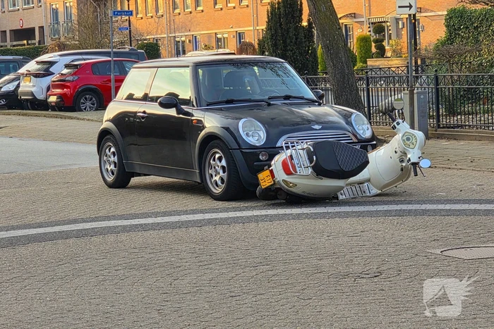 Scooterrijdster gewond bij aanrijding met automobilist