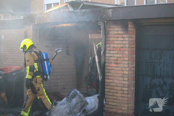 Brand in garagebox achter woning