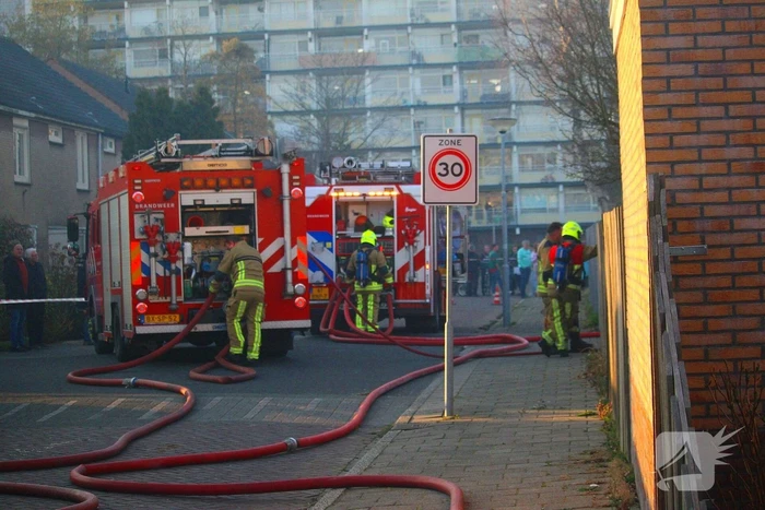 Brand in garagebox achter woning