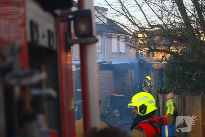 Brand in garagebox achter woning