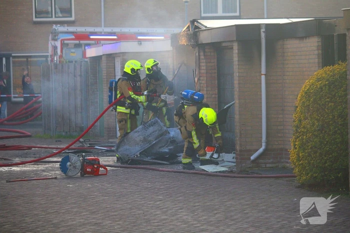 Brand in garagebox achter woning
