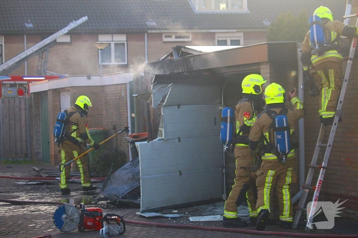 Brand in garagebox achter woning