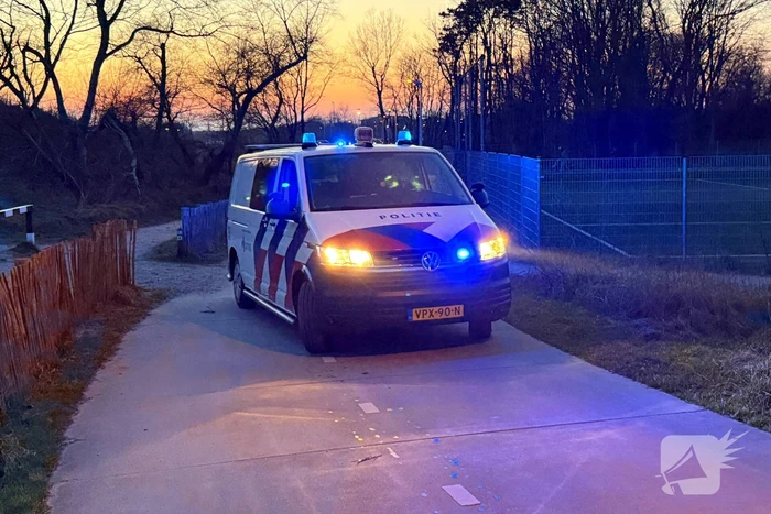 Grote brandweerinzet voor brandende kerstbomen in duingebied