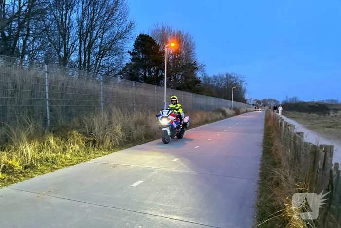 Grote brandweerinzet voor brandende kerstbomen in duingebied