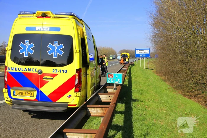 Auto botst tegen vangrail