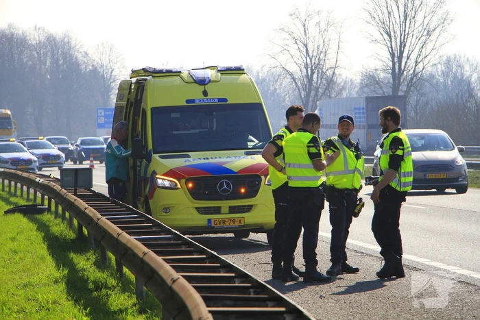 Auto botst tegen vangrail