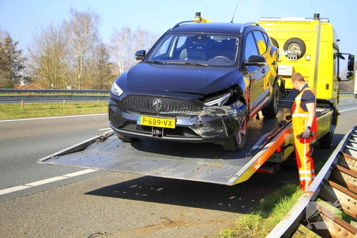 Auto botst tegen vangrail