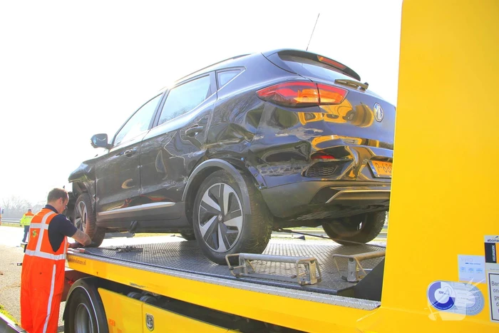 Auto botst tegen vangrail