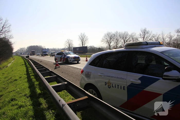 Auto botst tegen vangrail