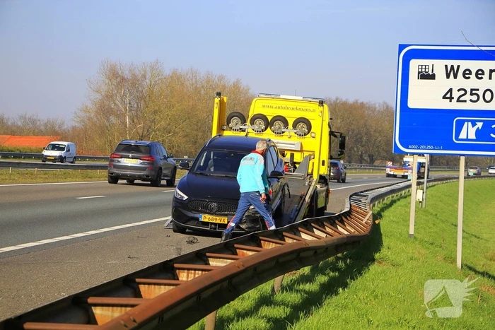 Auto botst tegen vangrail