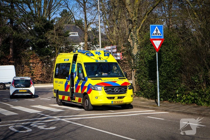 Auto en fietser in botsing