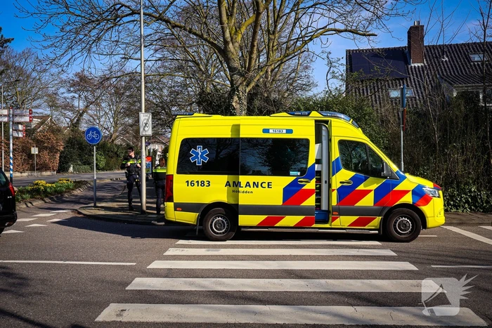 Auto en fietser in botsing