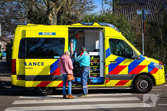 Auto en fietser in botsing