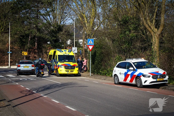 Auto en fietser in botsing