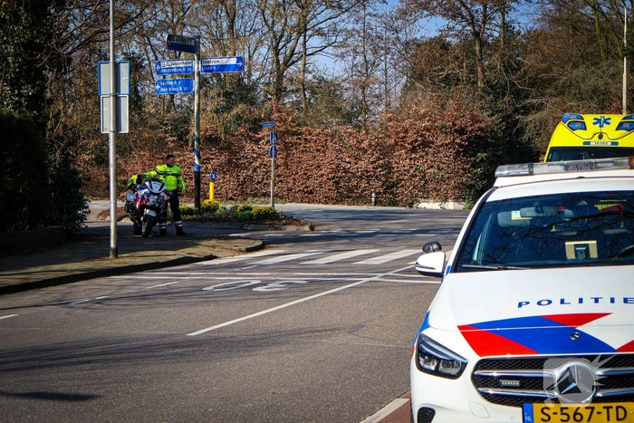Auto en fietser in botsing