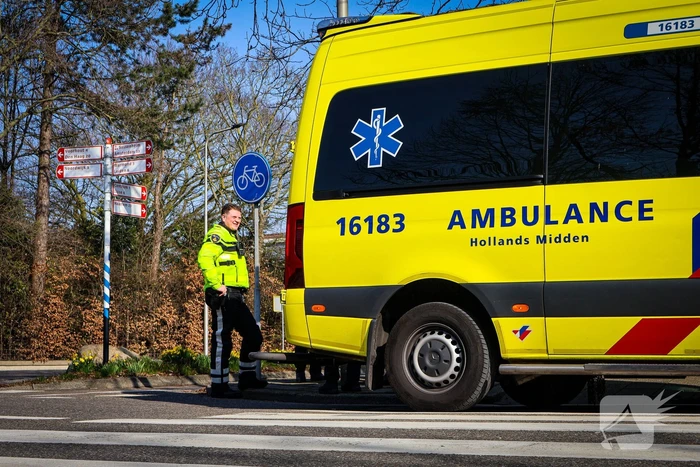 Auto en fietser in botsing