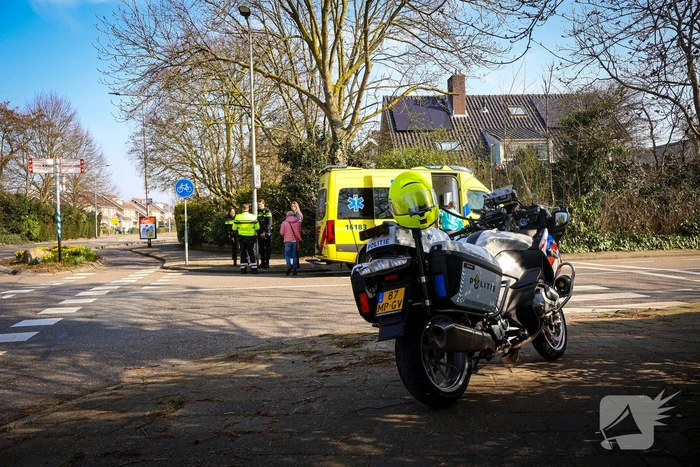 Auto en fietser in botsing