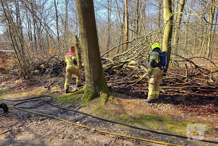 Brandweer strijdt tegen bosbrand