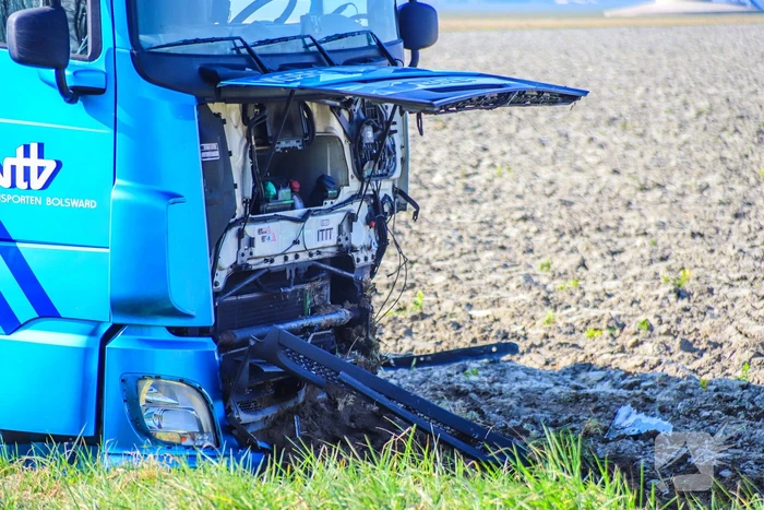 Dodelijk ongeval tussen auto en vrachtwagen