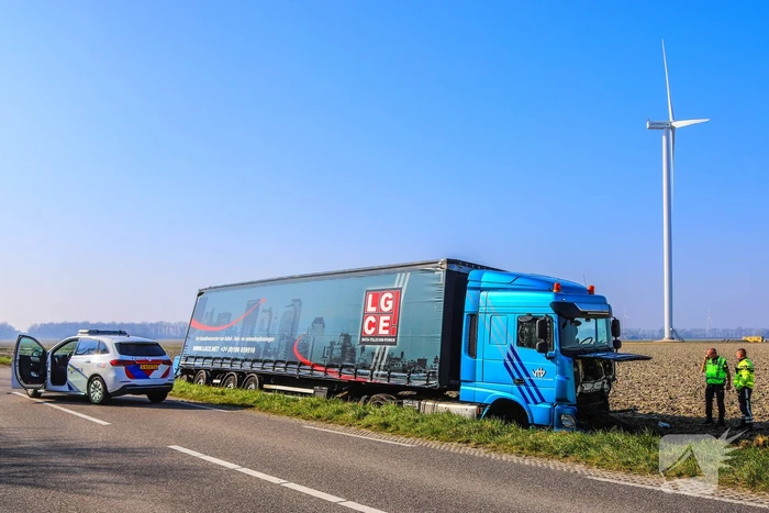 Dodelijk ongeval tussen auto en vrachtwagen