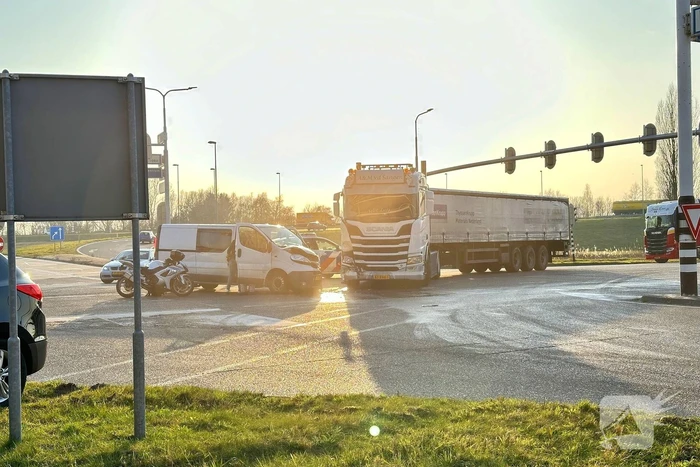 Botsing tussen bestelbus en vrachtwagen