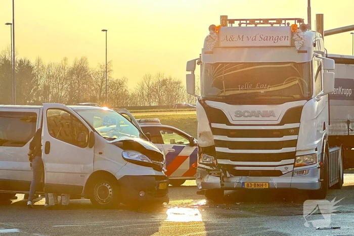 Botsing tussen bestelbus en vrachtwagen