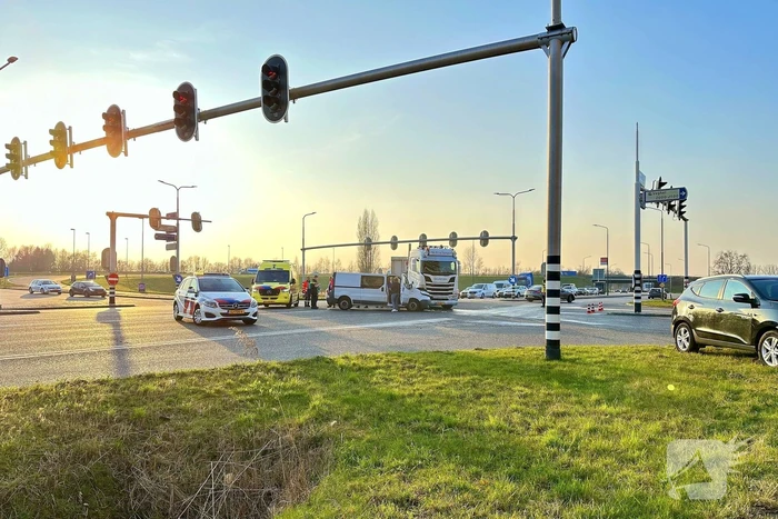 Botsing tussen bestelbus en vrachtwagen