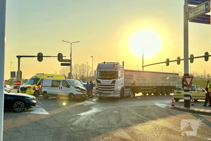 Botsing tussen bestelbus en vrachtwagen