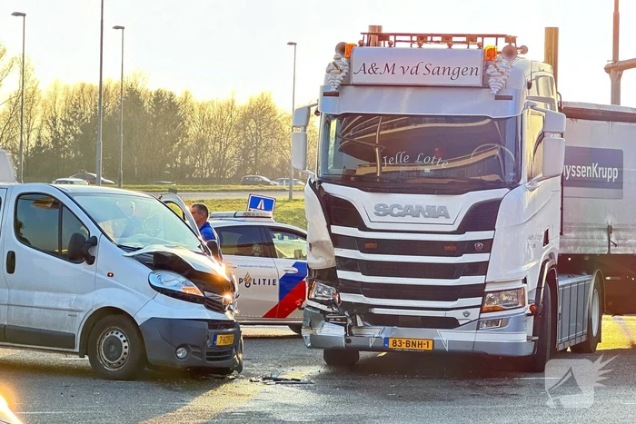 Botsing tussen bestelbus en vrachtwagen