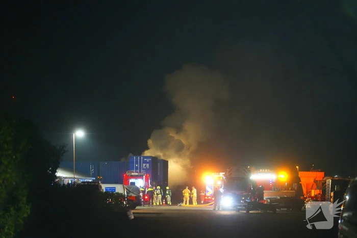 Brandweer grootschalig ingezet voor brand bij loonbedrijf