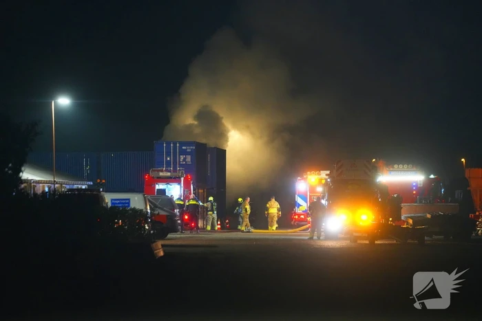 Brandweer grootschalig ingezet voor brand bij loonbedrijf