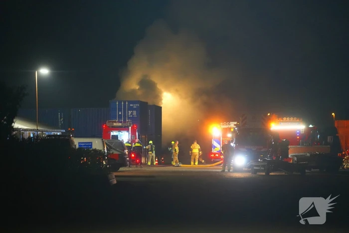 Brandweer grootschalig ingezet voor brand bij loonbedrijf