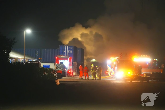 Brandweer grootschalig ingezet voor brand bij loonbedrijf