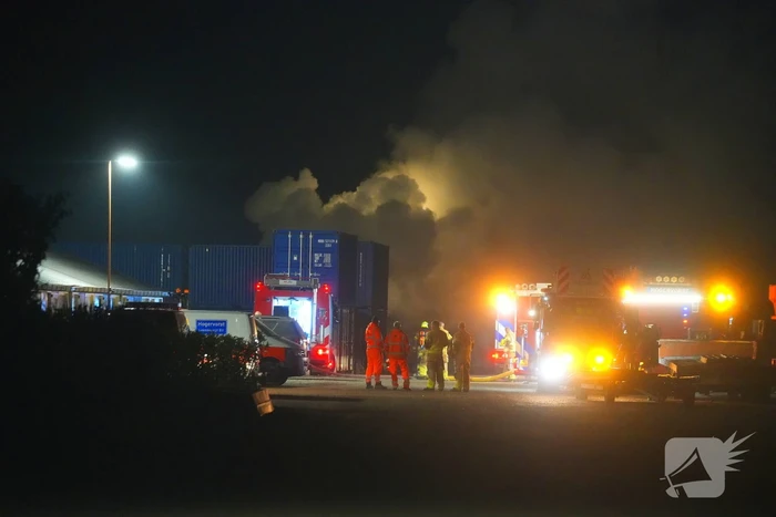 Brandweer grootschalig ingezet voor brand bij loonbedrijf