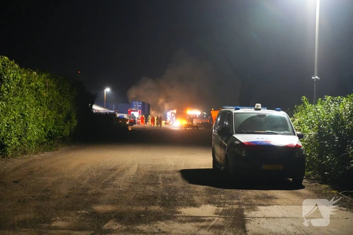 Brandweer grootschalig ingezet voor brand bij loonbedrijf