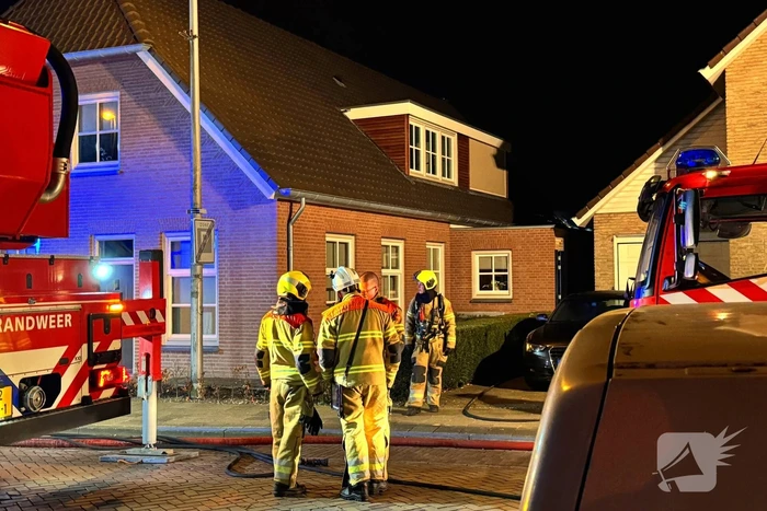 Veek rook bij flinke brand in woning