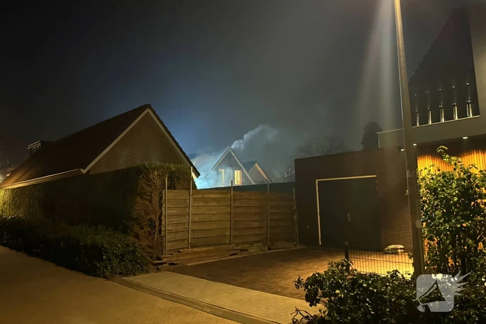 Veek rook bij flinke brand in woning