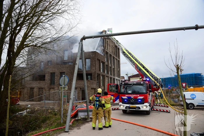 Flinke rookontwikkeling bij brand op dakterras