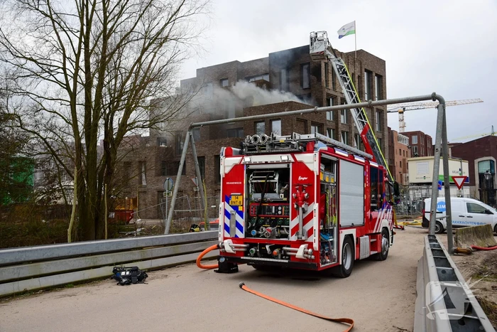 Flinke rookontwikkeling bij brand op dakterras