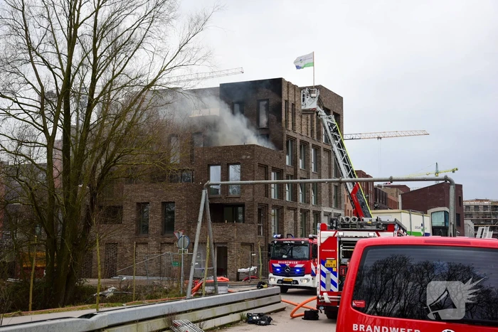 Flinke rookontwikkeling bij brand op dakterras