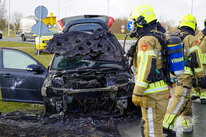 Auto tijdens rijden in brand gevlogen op provinciale weg