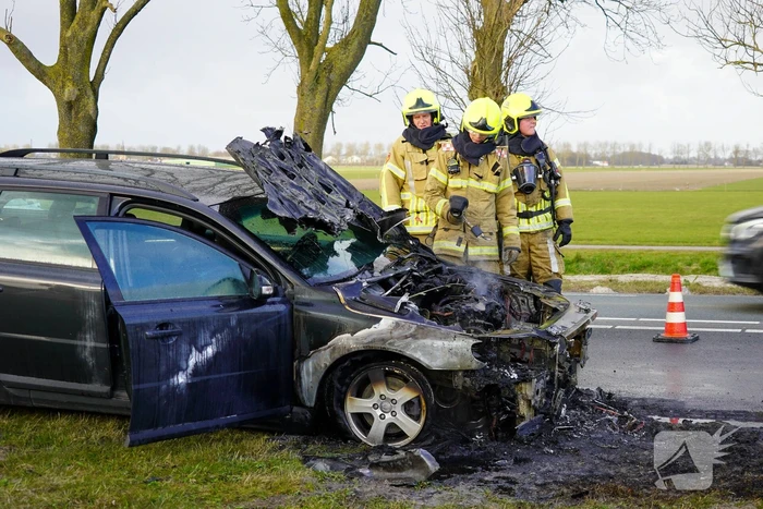 Auto tijdens rijden in brand gevlogen op provinciale weg