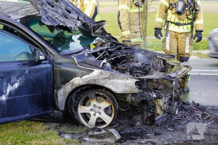 Auto tijdens rijden in brand gevlogen op provinciale weg