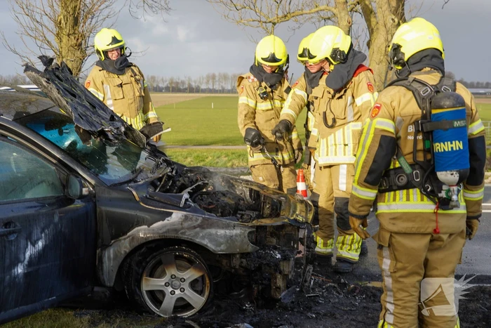 Auto tijdens rijden in brand gevlogen op provinciale weg