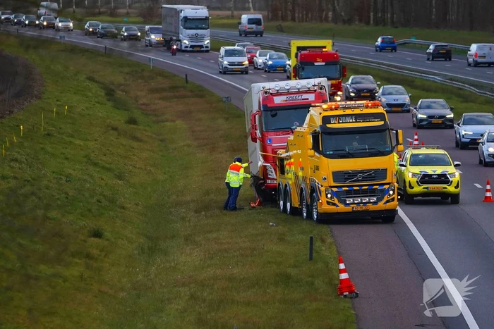 Lange file op snelweg A28 door defecte vrachtwagen